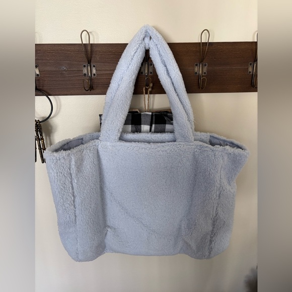 Victoria Secret Plush Teddy Tote and Cozy-Fleece Blanket - Picture 6 of 10